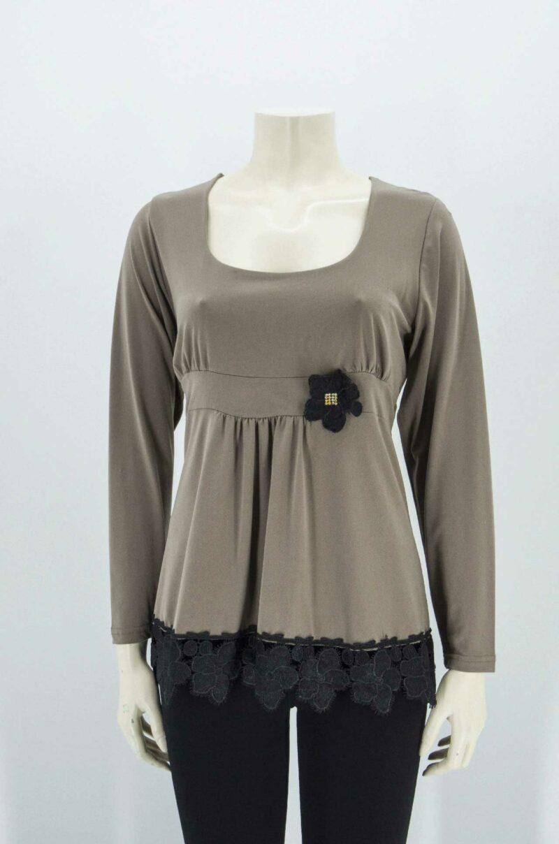 Neckline blouse with lace trim on the front and flower code 32031.0.3313