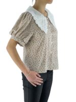 Πουκάμισο εμπριμέ δαντέλα γιακά κωδ. J2843 πλαϊνή όψη μπεζ