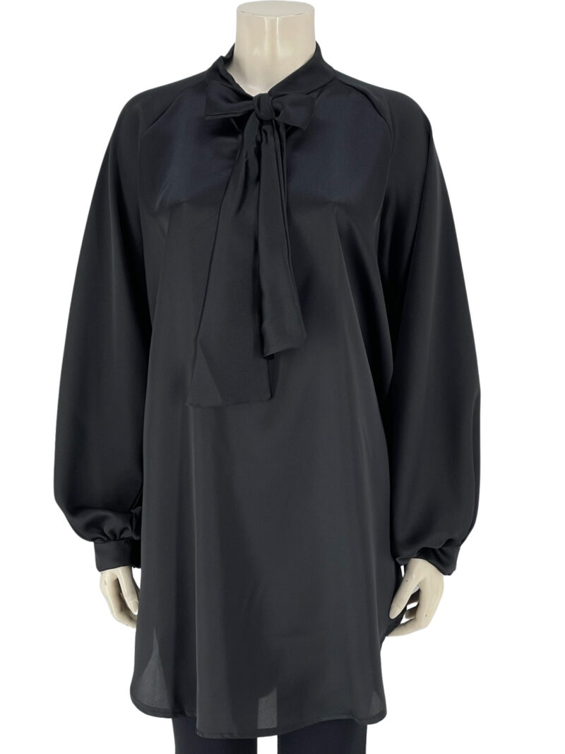 Μπλούζα σατέν over-size με δέσιμο στο λαιμό κωδ. S10009 μπροστινή όψη- μαύρο