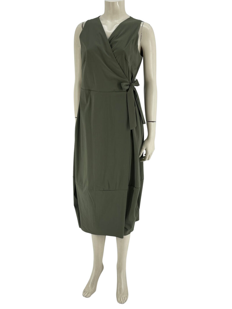 Φόρεμα αμάνικο μονόχρωμο με δέσιμο εμπρός κωδ. 9091 μπροστινή όψη- χακί
